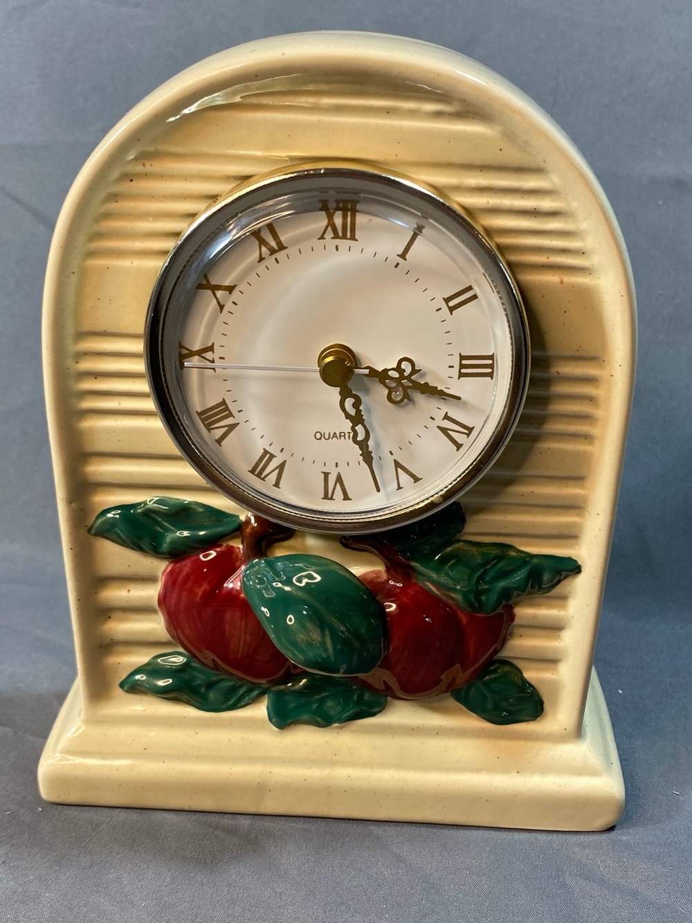 Vtg Ceramic Speckled Tan Arched Red Apple Table Top Clock Quartz Farmhouse